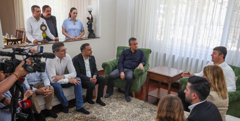 CHP Genel Başkanı Özgür Özel, Adıyaman Belediye Başkanı Abdurrahman Tutdere’yi Ziyaret Etti