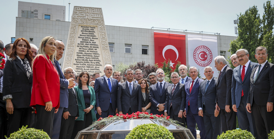 CHP Genel Başkanı Özgür Özel, TBMM 15 Temmuz Şehitler Anıtındaki Anma Törenine Katıldı