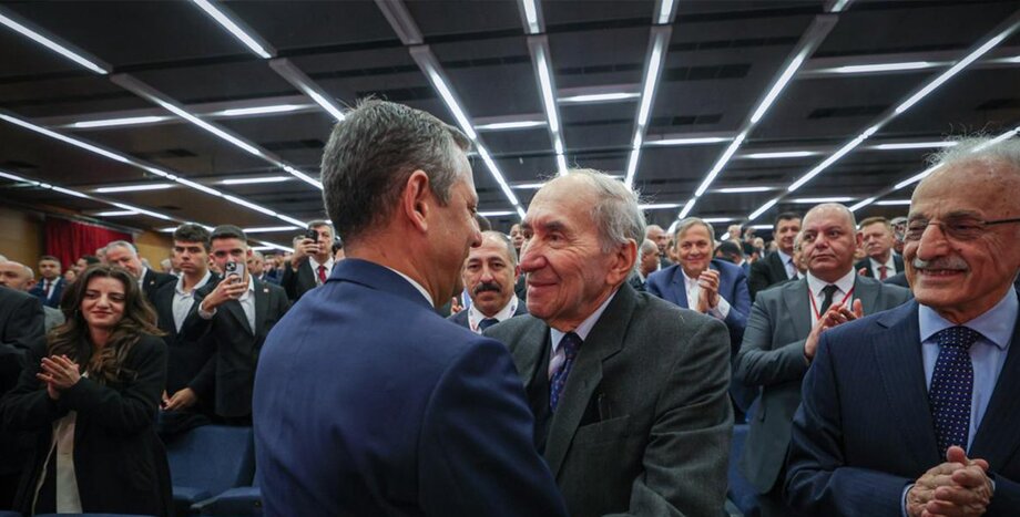 CHP Lideri Özgür Özel: "Gözün Arkada Kalmasın Genel Başkanım, Mücadelen Mücadelemizdir" 