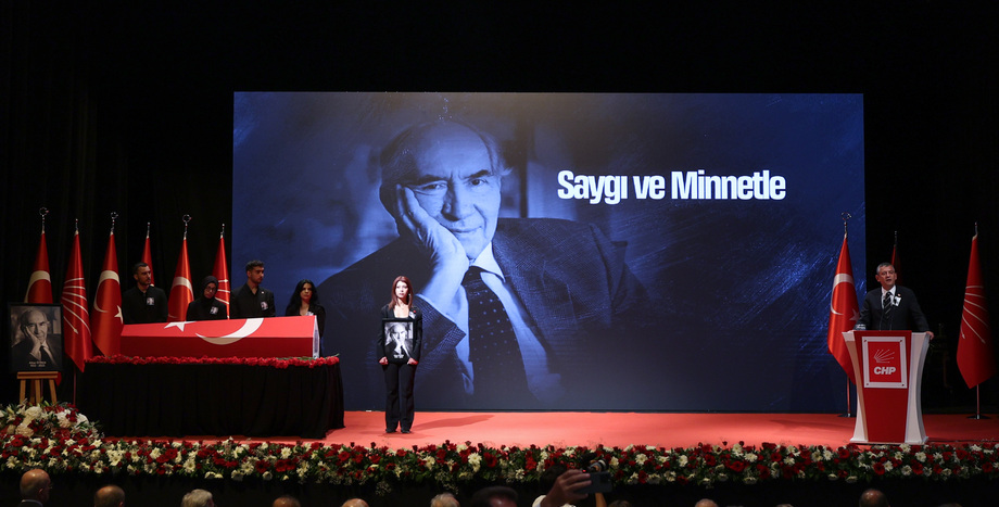 CHP Lideri Özgür Özel: “Yaşayan Bir Hafızayı, Ayaklı Bir Kütüphaneyi ve Nezaketin Ansiklopedisini Uğurluyoruz”