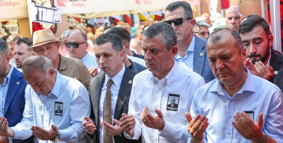 CHP Genel Başkanı Özgür Özel, Muharrem Aygun'un Cenaze Törenine Katıldı