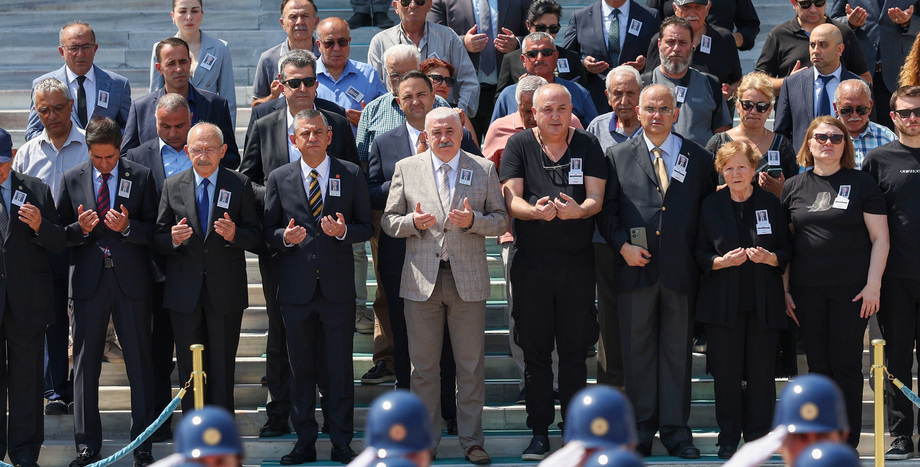 CHP Genel Başkanı Özgür Özel,  Cumhuriyet Senatosu CHP Tokat Üyesi Metin Somuncu'nun Cenaze Törenine Katıldı