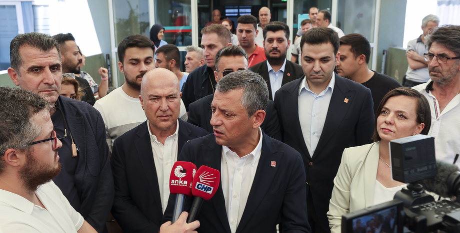 CHP Genel Başkanı Özgür Özel, Mehmet Murat Çalık’ı Tedavi Gördüğü Hastanede Ziyaret Etti