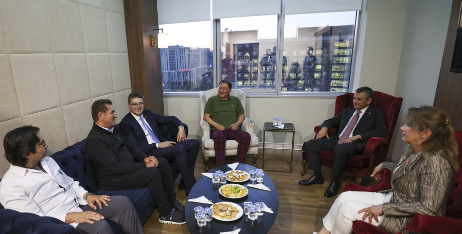 CHP Genel Başkanı Özgür Özel, CHP Grup Başkanvekili Murat Emir’i Ziyaret Etti