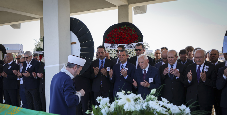CHP Lideri Özgür Özel, CHP Genel Başkan Yardımcısı Namık Tan’ın Annesi Günsel Tan’ın Cenaze Törenine Katıldı 