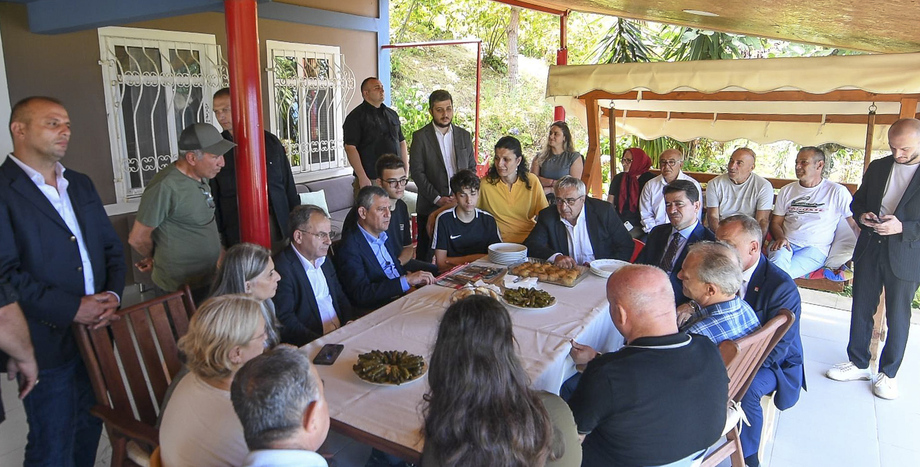 CHP Genel Başkanı Özgür Özel, Çağlar Ailesine Taziye Ziyaretinde Bulundu 