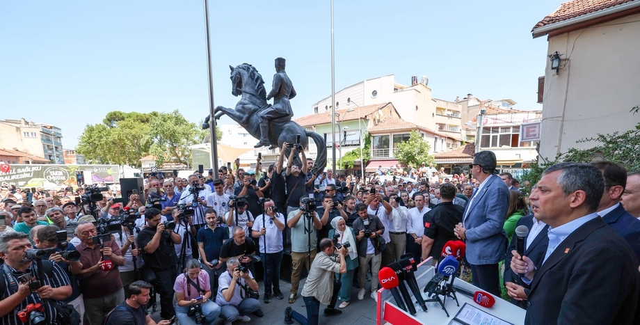 CHP Lideri Özgür Özel: “Balıkesir Büyükşehir Belediye Başkanımız İlk Andan İtibaren 225 Araçla, 812 Personelle Burada Oldu”