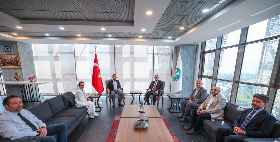 CHP Lideri Özgür Özel, Manisa Büyükşehir Belediye Başkanı Besim Dutlulu’yu Ziyaret Etti