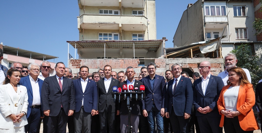 CHP Lideri Özgür Özel: “Sındırgı’nın Bir Beklentisi Var; Buranın Hızla Afet Bölgesi İlan Edilmesi Gerekiyor”