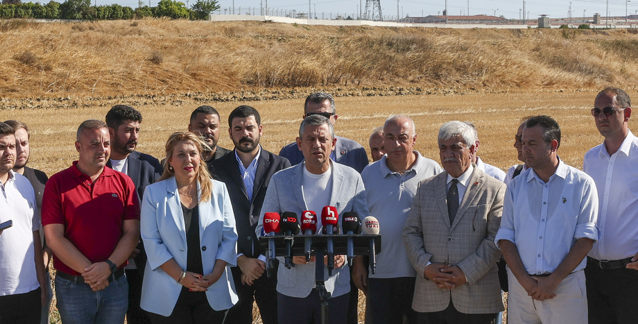CHP Lideri Özgür Özel: Meydanlar Kalabalıklaşırken, Sayın Erdoğan ve Görevlendirdikleri Yalnızlaşıyor ve Dizleri Titriyor