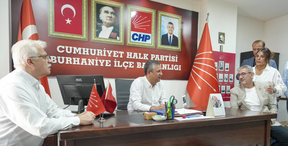 Cumhuriyet Halk Partisi Genel Başkanı Özgür Özel, Burhaniye'de...
