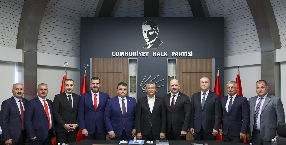 CHP Genel Başkanı Özgür Özel, Balkan Türkleri Göçmen ve Mülteci Dernekleri Federasyonu ile Bir Araya Geldi
