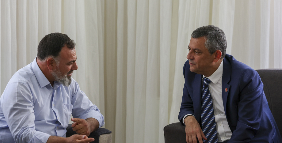 CHP Genel Başkanı Özgür Özel, Şehit Piyade Sözleşmeli Er Sefer Alan’ın Ailesini Ziyaret Etti
