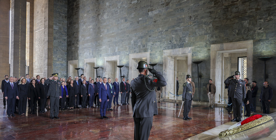 CHP Genel Başkanı Özgür Özel, PM, YDK Üyeleri ve Milletvekilleriyle Anıtkabir'i Ziyaret Etti