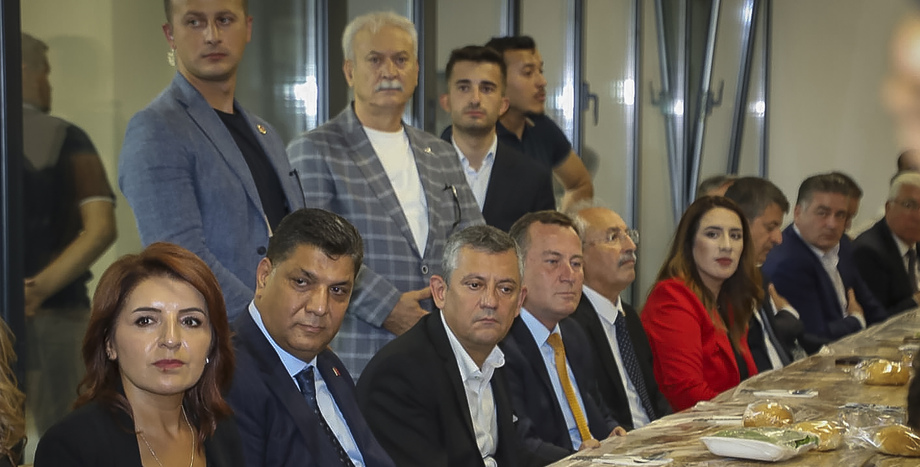 CHP Genel Başkanı Özgür Özel, Mehmet Reisoğlu’nun 40 Yemeğine Katıldı