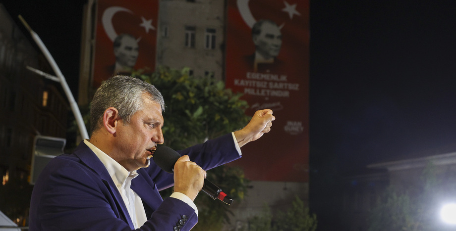 CHP Lideri Özgür Özel: "İl Başkanlığımızı Ablukaya Almak Haneye Tecavüzdür, Derhal Evimizin Önünden Çekilin"