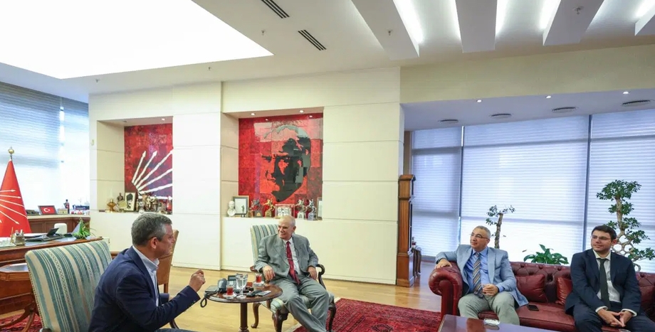 CHP Lideri Özgür Özel, Cumhuriyet’in Gündeme İlişkin Sorularını Yanıtladı: ‘CHP’yi Kayyuma Bırakmayız’