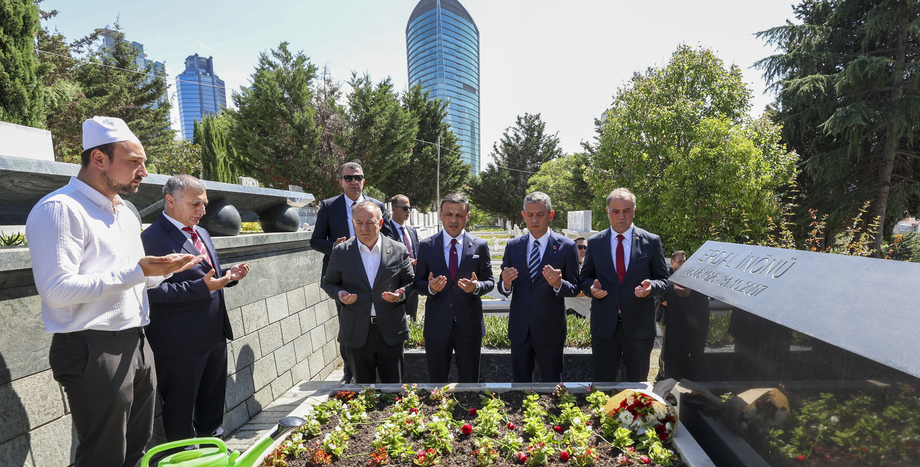 CHP Lideri Özgür Özel, Önceki Genel Başkanlar Erdal İnönü ve Altan Öymen’in Mezarlarını Ziyaret Etti