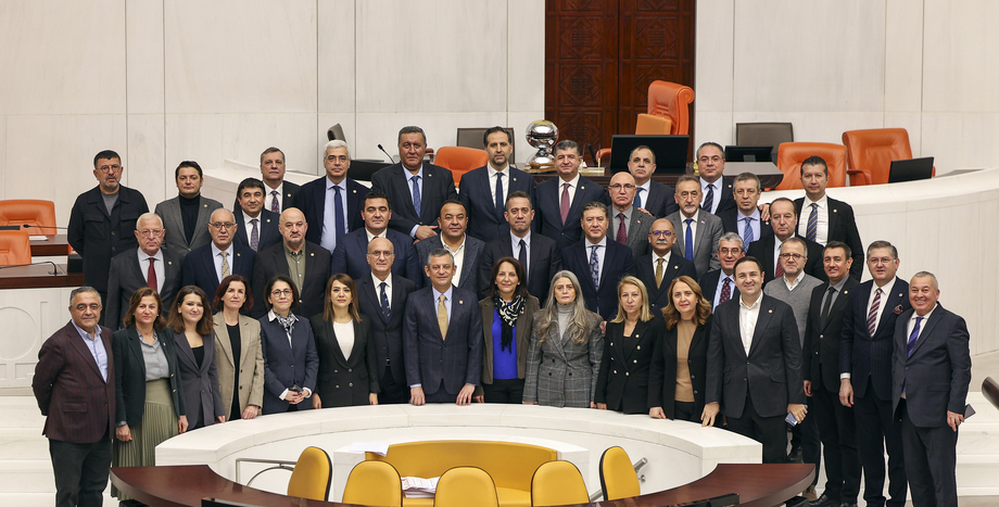 CHP Lideri Özgür Özel'den TBMM Genel Kurulu Emekli Nöbetine Destek Ziyareti