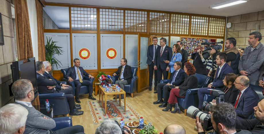 CHP Lideri Özgür Özel, 10 Ocak Çalışan Gazeteciler Günü’nde TBMM’de Parlamento Muhabirleri Derneği’ni Ziyaret Etti