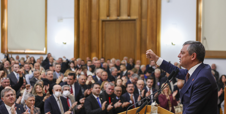 CHP Genel Başkanı Özgür Özel: Emeklinin Tabağında Yemek Yok, Katar Emiri’nin Altın Tabaklarını Sergileyecekmiş”