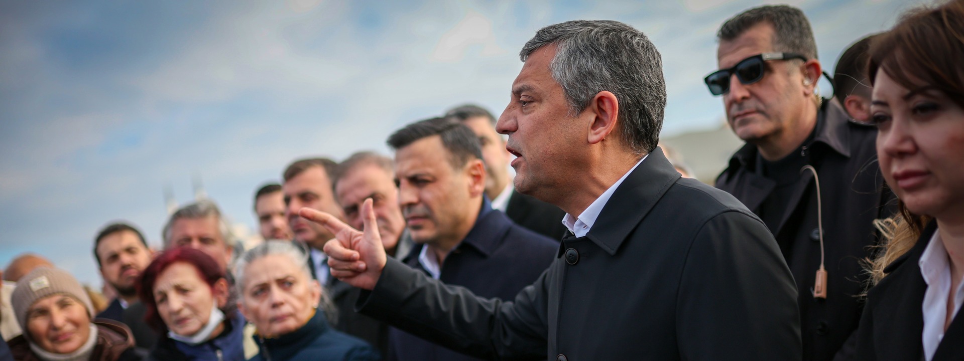 Özgür Özel Silivri açıklaması,Ekrem İmamoğlu diploma davası son durum,İstanbul Üniversitesi diploma iptali,Özgür Özel Ekrem İmamoğlu adaylık,Silivri kampüsü idare davası,Erdoğan’ı yenen tek isim İmamoğlu,hukuk darbesi CHP,AK Partinin kara düzeni,Aziz Nesinlik diploma davası,Silivri’de yaralanan kadın kaburga kırığı,İmamoğlu 35 yıllık diploma