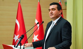 Ulaş Karasu emekli açıklaması,2026 fitre tutarı,en düşük emekli maaşı asgari ücret olsun,CHP Emekli Buluşması Kocatepe,Özgür Özel Mansur Yavaş emekli mitingi,2.7 trilyon faiz ödemesi,TBMM emekli maaşı araştırma önergesi,Diyanet fitre miktarı günlük,emekli sefalet ücreti Bahçeli