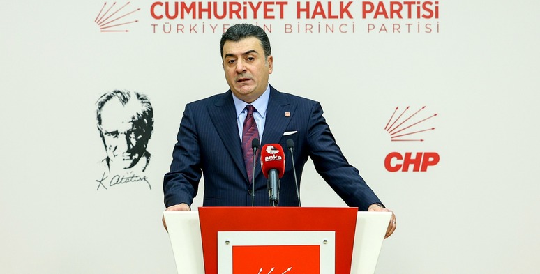 CHP Sözcüsü Zeynel Emre açıklamaları,TBMM emekli aylığı oylaması,Cumhur İttifakı samimiyet testi,emekli zammı kanun teklifi,Meclis'te emekli nöbeti,yargıda çürüme ve liyakat sorunu,kili hukuk sistemi eleştirisi,karne günü yoksulluk tablosu,okulda açlık krizi,beslenme çantası sorunu,çocukların gıdaya erişim hakkı,temiz dil tartışması,siyasette hakaret dili,halkın gerçek gündemi,İstanbul Büyükşehir Belediyesi yargı operasyonu,Ekrem İmamoğlu’na destek,İBB metro ve kreş yatırımları,Halk Süt ve sosyal yardımlar,İstanbul seçimini yenileme çağrısı,1,5 milyon oy avans teklifi,şişirilmiş üye sayısı iddiaları,AK Parti billboard kampanyas,TMSF şirketleri üzerinden algı operasyonu,açık hava reklamlarında kara propaganda,milyarderlerin vergi borcunun silinmesi,4 şanslı şirket ve kamu ihaleleri,az kazanandan çok vergi düzeni,24,5 milyon icra dosyası rekoru,genç işsizlik ve OECD verileri,kadına yönelik şiddetle çok yönlü mücadele,İstanbul Sözleşmesi’ne geri dönüş,mor ekonomik dönüşüm modeli,kadın yoksulluğu ile mücadele,Suriye’de diplomasi ve diyalog çağrısı,İran ve Irak sınır güvenliği