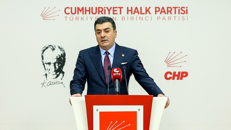 CHP Sözcüsü Zeynel Emre açıklamaları,TBMM emekli aylığı oylaması,Cumhur İttifakı samimiyet testi,emekli zammı kanun teklifi,Meclis'te emekli nöbeti,yargıda çürüme ve liyakat sorunu,kili hukuk sistemi eleştirisi,karne günü yoksulluk tablosu,okulda açlık krizi,beslenme çantası sorunu,çocukların gıdaya erişim hakkı,temiz dil tartışması,siyasette hakaret dili,halkın gerçek gündemi,İstanbul Büyükşehir Belediyesi yargı operasyonu,Ekrem İmamoğlu’na destek,İBB metro ve kreş yatırımları,Halk Süt ve sosyal yardımlar,İstanbul seçimini yenileme çağrısı,1,5 milyon oy avans teklifi,şişirilmiş üye sayısı iddiaları,AK Parti billboard kampanyas,TMSF şirketleri üzerinden algı operasyonu,açık hava reklamlarında kara propaganda,milyarderlerin vergi borcunun silinmesi,4 şanslı şirket ve kamu ihaleleri,az kazanandan çok vergi düzeni,24,5 milyon icra dosyası rekoru,genç işsizlik ve OECD verileri,kadına yönelik şiddetle çok yönlü mücadele,İstanbul Sözleşmesi’ne geri dönüş,mor ekonomik dönüşüm modeli,kadın yoksulluğu ile mücadele,Suriye’de diplomasi ve diyalog çağrısı,İran ve Irak sınır güvenliği