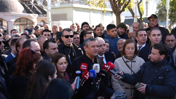Özgür Özel,CHP,Manisa,Saruhanlı,Muharrem Ekici,Cuma namazı çıkışı açıklaması,CHP haberleri,Özgür Özel Filistin protestosu açıklaması,CHP lideri Saruhanlı ziyareti,İkili Uygulama Demokrasiyle Bağdaşmaz