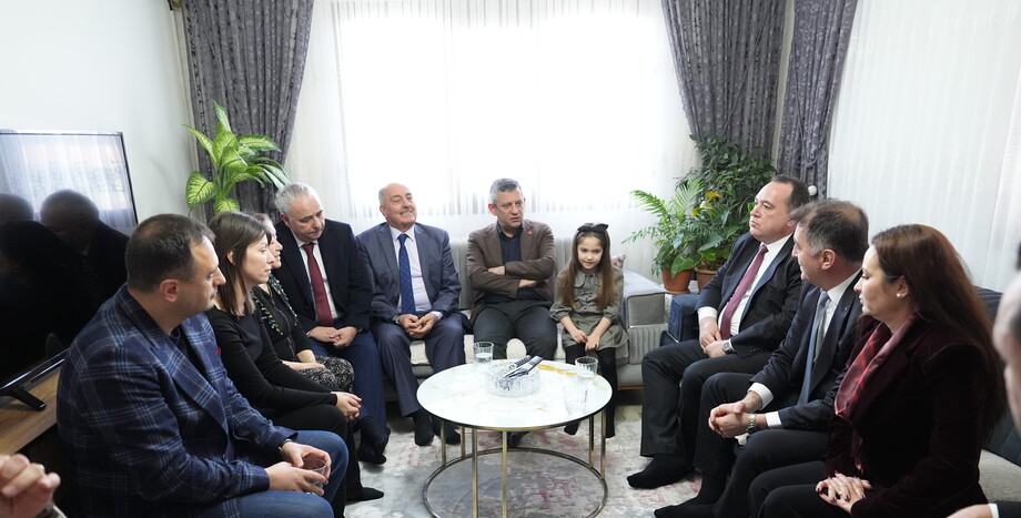 CHP Lideri Özgür Özel Manisa'da Güney Temiz’in Ailesi ile Bir Araya Geldi, Nevzat Özge’ye Taziye Ziyaretinde Bulundu