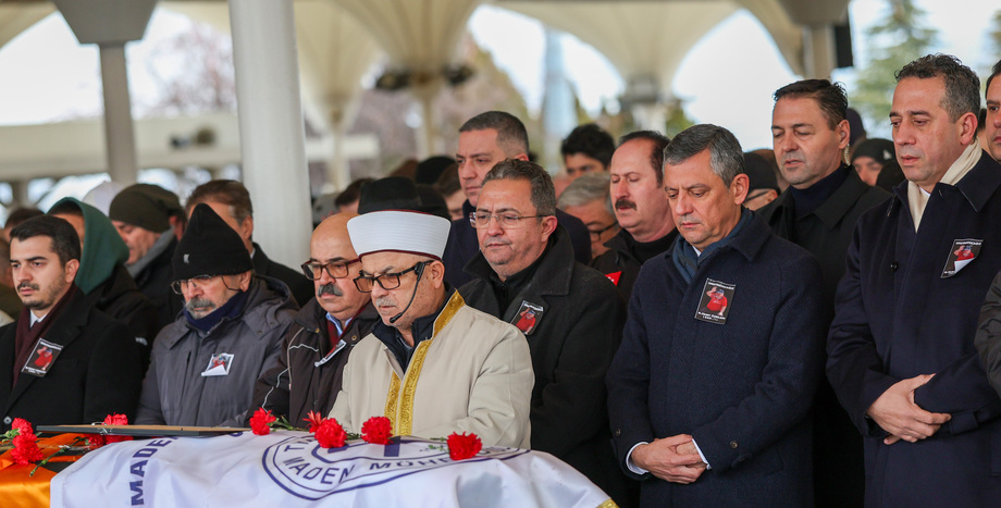 CHP Genel Başkanı Özgür Özel, Mehmet Fikret Özbilgin'in Cenaze Törenine Katıldı