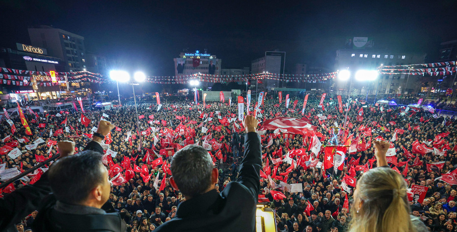 CHP Lideri Özgür Özel: “770 Yılla Yargılanan Suç Örgütü Lideri Aziz İhsan Aktaş Dışarıda, Milletin Seçtikleri İçeride”