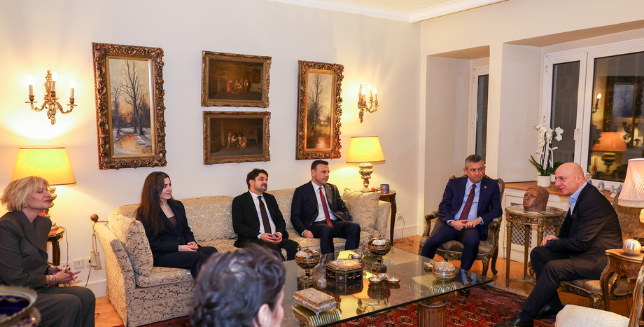 CHP Genel Başkanı Özgür Özel'den, Sanatçı Haldun Dormen’in Ailesine Taziye Ziyareti