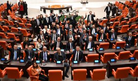 CHP Meclis'i terk etmeme eylemi,Gökhan Günaydın Meclis açıklaması,CHP asgari ücret 39 bin TL talebi,en düşük emekli aylığı intibak düzenlemesi,TBMM CHP eylemi son dakika,emekli maaşı seyyanen zam talebi