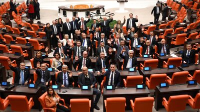 CHP Meclis'i terk etmeme eylemi,Gökhan Günaydın Meclis açıklaması,CHP asgari ücret 39 bin TL talebi,en düşük emekli aylığı intibak düzenlemesi,TBMM CHP eylemi son dakika,emekli maaşı seyyanen zam talebi