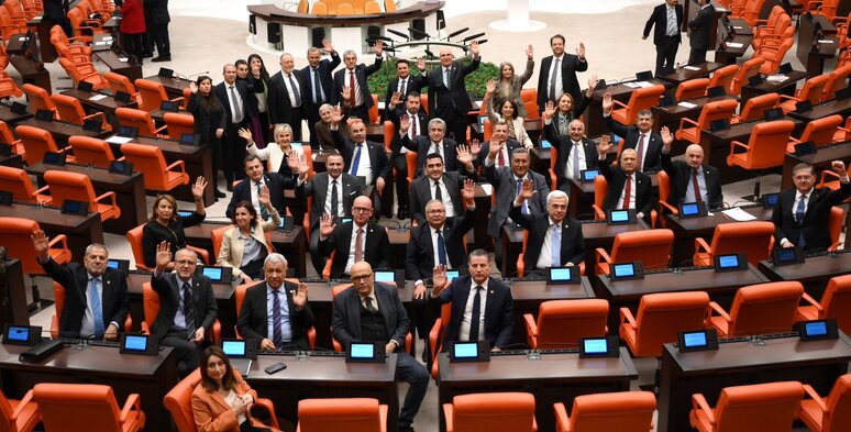 CHP Meclis'i terk etmeme eylemi,Gökhan Günaydın Meclis açıklaması,CHP asgari ücret 39 bin TL talebi,en düşük emekli aylığı intibak düzenlemesi,TBMM CHP eylemi son dakika,emekli maaşı seyyanen zam talebi