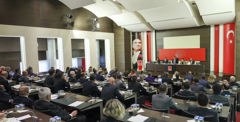 CHP Parti Meclisi bildirgesi,8 Ocak 2026 CHP PM,Özgür Özel ,CHP erken seçim çağrısı 2026,iktidar yürüyüşü yol haritası,Türkiye'nin birinci partisi CHP,halkçı belediyecilik,yerelden genele iktidar,siyasal baskılarla mücadele,ekonomik kriz çözüm önerileri,asgari ücret açlık sınırı,emekli maaşları TBMM nöbeti,seyyanen zam talebi,Güçlü Yurttaş Güvenli Gelecek programı,kapsayıcı kalkınma stratejisi,adil paylaşım ve sosyal devlet,19 Mart darbesi nedir,Ekrem İmamoğlu Cumhurbaşkanı adayı,İmamoğlu davası son durum,kayyum uygulamalarına tepki,yargı baskısı ve demokrasi mücadelesi,Milli Dayanışma Kardeşlik ve Demokrasi Komisyonu,Kürt sorunu demokratik çözüm,Suriyeli sığınmacıların geri dönüşü,Suriye entegrasyon görüşmeleri,Venezuela ABD müdahalesi CHP yorumu,İran toplumsal olayları ve Türkiye,sınır güvenliği ve göç riski,kural temelli dış politika