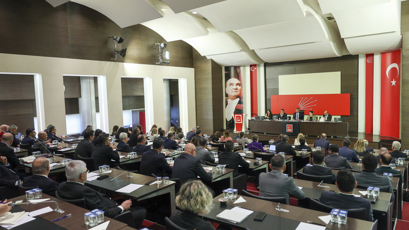 CHP Parti Meclisi bildirgesi,8 Ocak 2026 CHP PM,Özgür Özel ,CHP erken seçim çağrısı 2026,iktidar yürüyüşü yol haritası,Türkiye'nin birinci partisi CHP,halkçı belediyecilik,yerelden genele iktidar,siyasal baskılarla mücadele,ekonomik kriz çözüm önerileri,asgari ücret açlık sınırı,emekli maaşları TBMM nöbeti,seyyanen zam talebi,Güçlü Yurttaş Güvenli Gelecek programı,kapsayıcı kalkınma stratejisi,adil paylaşım ve sosyal devlet,19 Mart darbesi nedir,Ekrem İmamoğlu Cumhurbaşkanı adayı,İmamoğlu davası son durum,kayyum uygulamalarına tepki,yargı baskısı ve demokrasi mücadelesi,Milli Dayanışma Kardeşlik ve Demokrasi Komisyonu,Kürt sorunu demokratik çözüm,Suriyeli sığınmacıların geri dönüşü,Suriye entegrasyon görüşmeleri,Venezuela ABD müdahalesi CHP yorumu,İran toplumsal olayları ve Türkiye,sınır güvenliği ve göç riski,kural temelli dış politika