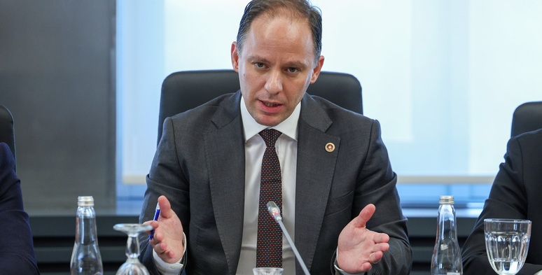 Deniz Yavuzyılmaz,Zafer Havalimanı Çinli şirkete satış,CHP,IC İçtaş Zafer Havalimanı satışı,Guangxi Airport Group Zafer Havalimanı,Yap-İşlet-Devret (YİD) projeleri,2044 kamuya devir tarihi,Hazine garantili projeler,208 milyon Euro garanti ödemesi,Zafer Havalimanı yapım maliyeti 50 milyon Euro,Hazine zararı,kamu kaynaklarının kullanımı,döviz bazlı garanti ödemeleri,yüzde 97 hata payı,DHMİ resmi istatistikleri,Sayıştay Zafer Havalimanı raporu,AKP ekonomi politikası eleştirisi,Hazineyi hortumlamak,Halkın vergileri nereye gidiyor,kamu zararı rekoru