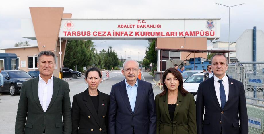 CHP Genel Başkanı Kemal Kılıçdaroğlu, Tarsus Cezaevinde Tutuklu Bulunan Vahap Seçer ile Abdullah Özyiğit’i Ziyaret Etti