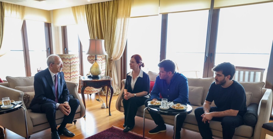 CHP Genel Başkanı Kemal Kılıçdaroğlu, Vahap Seçer’in Ailesini Ziyaret Etti