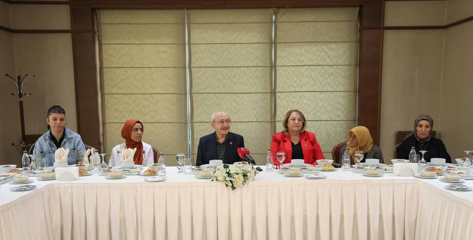CHP Lideri Kemal Kılıçdaroğlu, Gündelik Ev İşlerinde Çalışan Kadınlarla Bir Araya Geldi