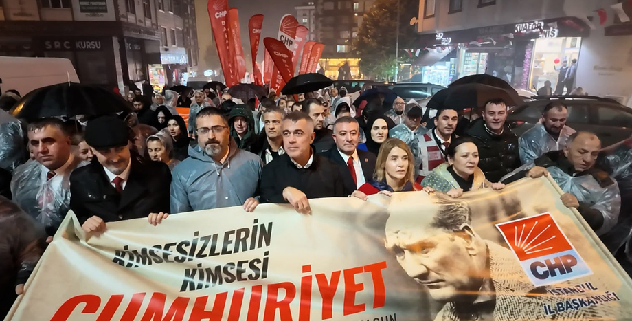 CHP İstanbul İl Başkanı Mehmet Ali Yüksel, Cumhuriyet’in 103. kuruluş yıl dönümünde Arnavutköy’de düzenlenen fener alayına katıldı. Sağanak yağışa rağmen binlerce yurttaşın katıldığı yürüyüşte İstanbul 3. Bölge’deki 13 ilçe örgütünün başkanları da yer aldı. Cumhuriyet Meydanı’nda konuşan Yüksel, “Cumhuriyet; ezilenlerin, ötekileştirilenlerin, yoksulların Cumhuriyetidir. Cumhuriyet, kimsesizlerin kimsesidir” dedi.
