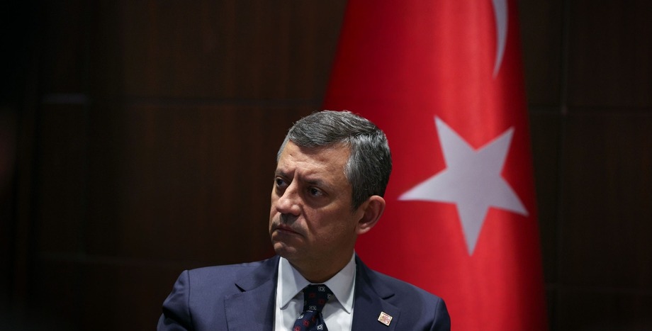 CHP Genel Başkanı Özgür Özel: "Döşemealtı'ndaki Kazada Hayatını Kaybeden Yurttaşlarımıza Allah'tan Rahmet Diliyorum"