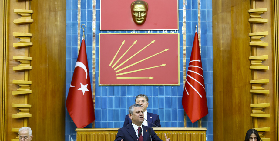 Özgür Özel,CHP Grup Toplantısı,Mesut Özarslan,Keçiören Belediyesi istifa,köprü özelleştirmesi,15 Temmuz Şehitler Köprüsü satışı,deprem bölgesi son durum,Mansur Yavaş,Ekrem İmamoğlu,Zeydan Karalar,Özgür Özel Mesut Özarslan mesajları,boğaz köprüleri kaça satılıyor,depremzede boş senet,asgari ücret ekmek alım gücü 2026,Ankaragücü tribün liderleri Mesut Özarslan rüşvet,AK Parti özelleştirme listesi 2026