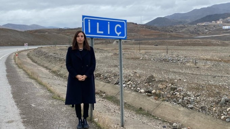 Evrim Rızvanoğlu,İliç faciası,Erzincan İliç maden kazası,Çöpler Altın Madeni,CHP Doğa Hakları,maden ihmalleri,çevre politikaları,İliç maden faciası ikinci yıldönümü,İliç bilirkişi raporu sonuçları,Türkiye'de maden denetimsizliği ve rant,Yenişehir Kirazlı Yayla maden projesi riskleri,siyanürlü altın madeni felaketi Erzincan,Yığın kayması,üretim baskısı,ağır kusur,iş cinayeti,doğal yaşam alanlarının korunması,maden ruhsatları ve ÇED raporları,ekosistem yıkımı