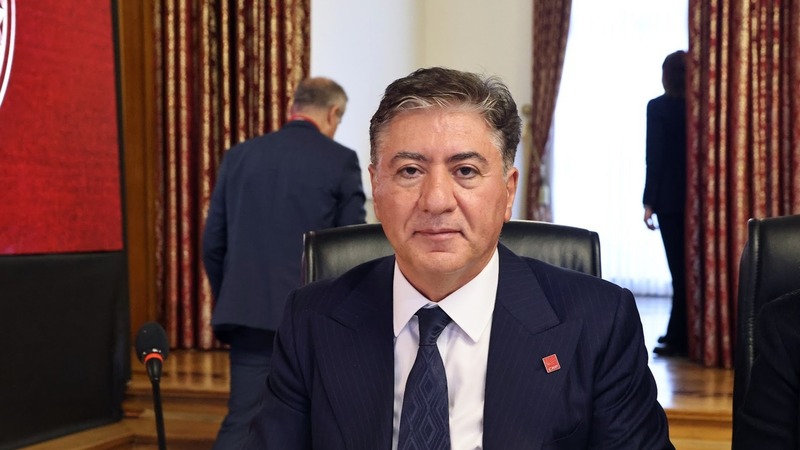 Murat Emir,Milli Dayanışma Kardeşlik ve Demokrasi Komisyonu,TBMM Komisyon Raporu,demokratikleşme önerileri,hukuk devleti,toplumsal barış,Murat Emir komisyon raporu değerlendirmesi,demokrasi komisyonu raporu yasal düzenleme önerileri,Anayasa Mahkemesi kararlarına uyum vurgusu,Türkiye demokratikleşme ve hukuk standartları 2026,Can Atalay ve Tayfun Kahraman hukuksuzluk eleştirisi,Numan Kurtulmuş,nitelikli çoğunluk,AİHM kararları,üniter devlet yapısı,kayyum uygulamaları,masumiyet karinesi,ortak akıl raporu,İlk 5 Bölüm ve İdeolojik Dil Sorunu,Yasal Düzenleme ve Demokratikleşme Önerilerinin Önemi,Cumhuriyetin Temel Nitelikleri ve Üniter Devlet Vurgusu