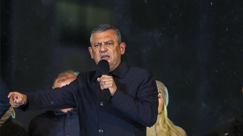 Özgür Özel,CHP Ataşehir Mitingi,Millet İradesine Sahip Çıkıyor,Ekrem İmamoğlu,köprü ve otoyol satışı,Onursal Adıgüzel,adalet nöbeti,Özgür Özel köprü satışı vatan hainliği açıklaması,CHP 90. eylem katılım rakamları,İnan Güney ve tutuklu belediye başkanları son durum,Ataşehir belediyesi kentsel dönüşüm ve sosyal projeler,Ramazan ayı adalet mesajı Özgür Özel,Saraçhane direnişi,Silivri cezaevi,tutuksuz yargılama talebi,asgari ücret ve emekli maaşı altın hesabı,Türkiye İttifakı,Özgür Özel Erdoğan’a Seslendi: “İstanbul Ayaktadır, O Köprüleri Sana Sattırmayacağız!”,90 Eylemde 13,5 Milyon Katılım: "Mücadele Asla Durmayacak",Köprü ve Otoyol Özelleştirmelerine Tepki: "Vatan Hainliğine Tur Bindiriyorlar",Yargı Süreçleri ve Tutuklu Başkanlar: "Gök Kubbeyi Tepenize Yikarız",Ataşehir’de Onursal Adıgüzel ve Ekrem İmamoğlu Hizmetleri,Ramazan Mesajı: “Dualarınıza Adalet Talebini Ekleyin”