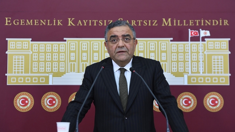 Sezgin Tanrıkulu,Mehmet Şimşek,köprü özelleştirmesi,otoyol satışı,Hazine garantileri,kamu maliyesi,bütçe açığı,döviz bazlı yükümlülük,Köprü ve otoyolların özelleştirilmesi kamu zararı mı?,Sezgin Tanrıkulu Mehmet Şimşek soru önergesi tam metni,Hazine geçiş garantisi maliyeti 2026,otoyol özelleştirmelerinde kur riski analizi,Sayıştay köprü özelleştirme görüşü,Net bugünkü değer (NPV),koşullu yükümlülük (contingent liability),Orta Vadeli Program (OVP),borç stoku analizi,özelleştirme gelirleri bütçe etkisi